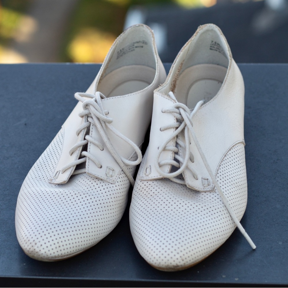 AEROSOLES Leather Knockout Oxford Flat Shoes in Bone Leather (Natural) Size 7.5